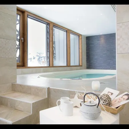Appartement In With Ski-in Ski-out Access *